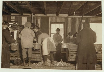 10-jarige Mike Murphy, 7-jarige Annie Healy en 10-jarige Ross Healy (die al 2 jaar werkt) in de schuur van Alabama Canning Co, Bayou La Batre, Alabama, 1911 door Lewis Wickes Hine
